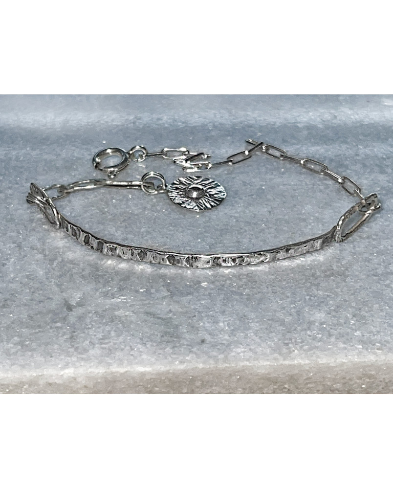 Płaska młotkowana bransoletka z zawieszką