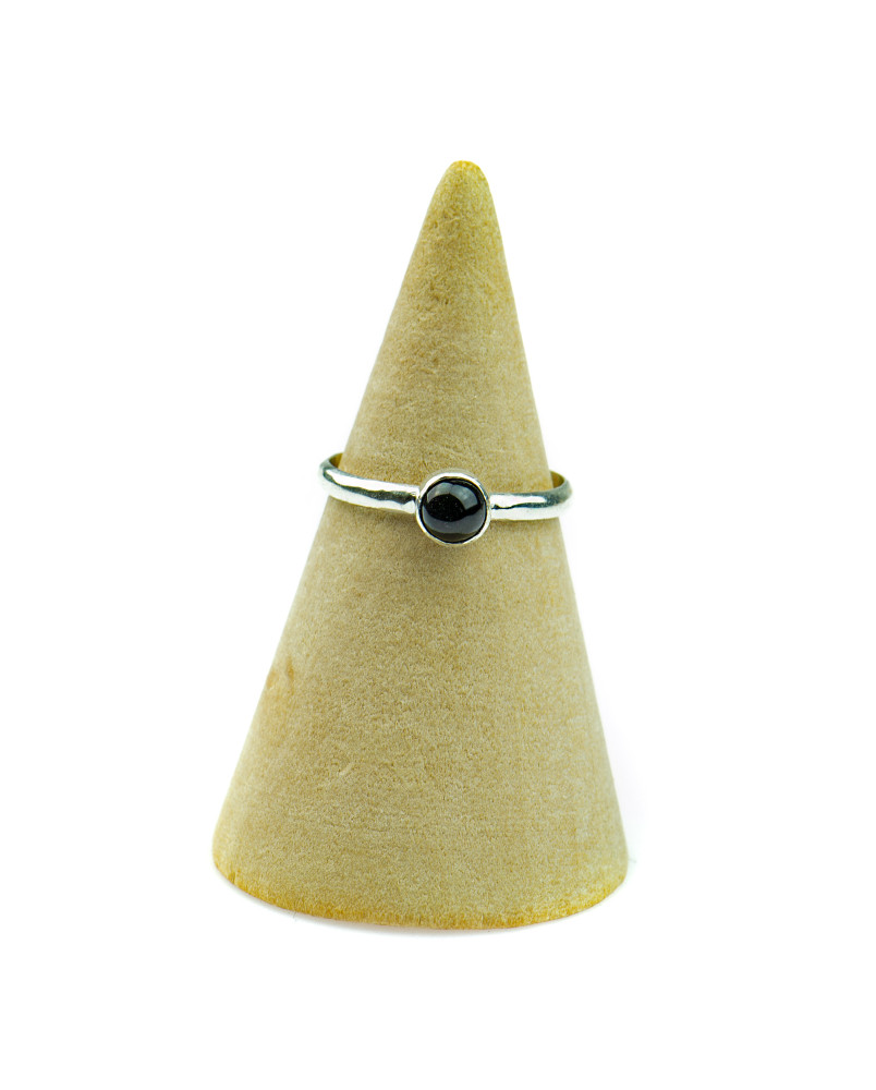 Delikatny pierścionek z onyksem