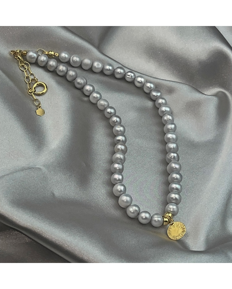 Naszyjnik z szarymi perłami i blaszką