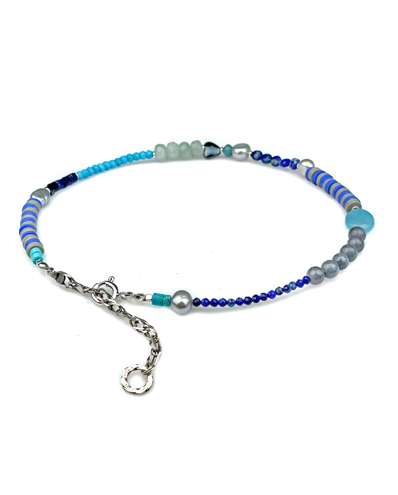 Naszyjnik z niebieskimi kamieniami i perłą