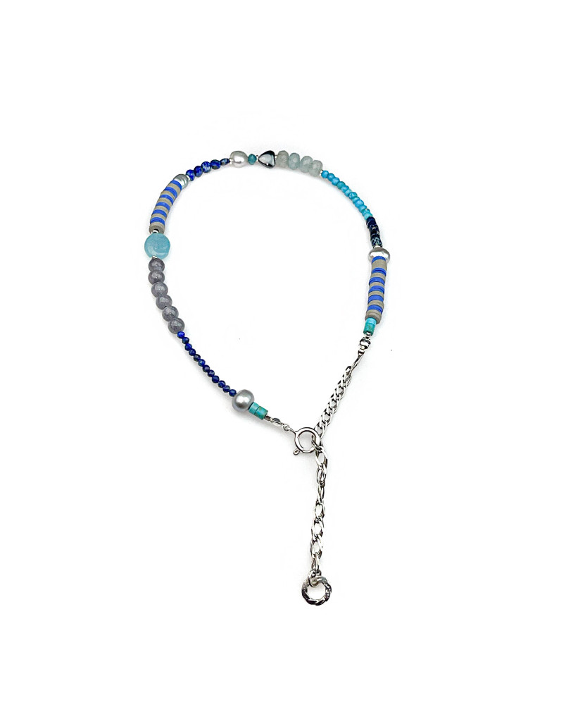 Naszyjnik z niebieskimi kamieniami i perłą