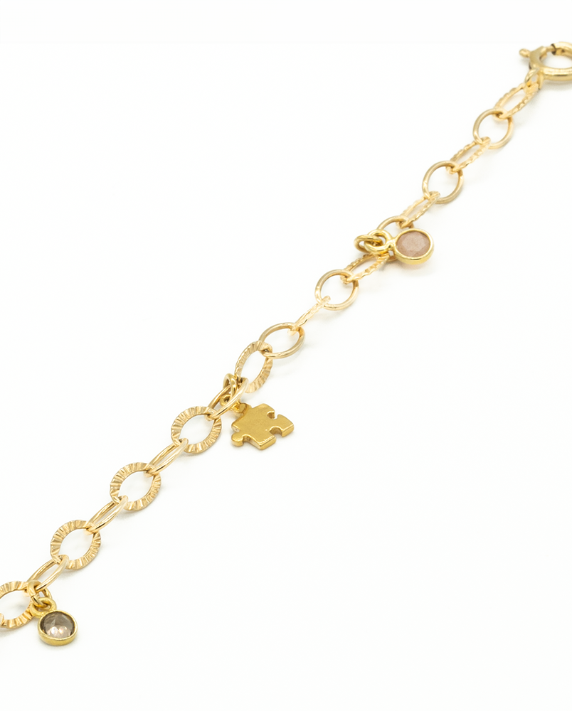 Bransoletka z motywem puzzla i zawieszkami z kamieni naturalnych