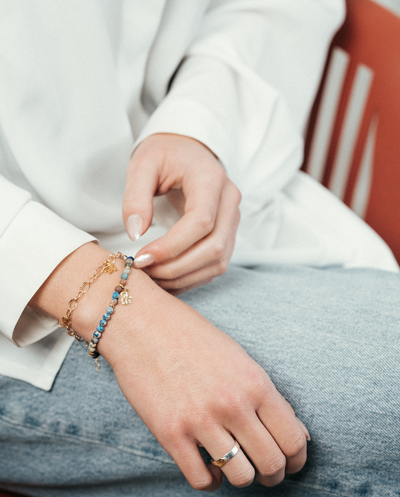 Bransoletka z niebieskimi jaspisami i zawieszką