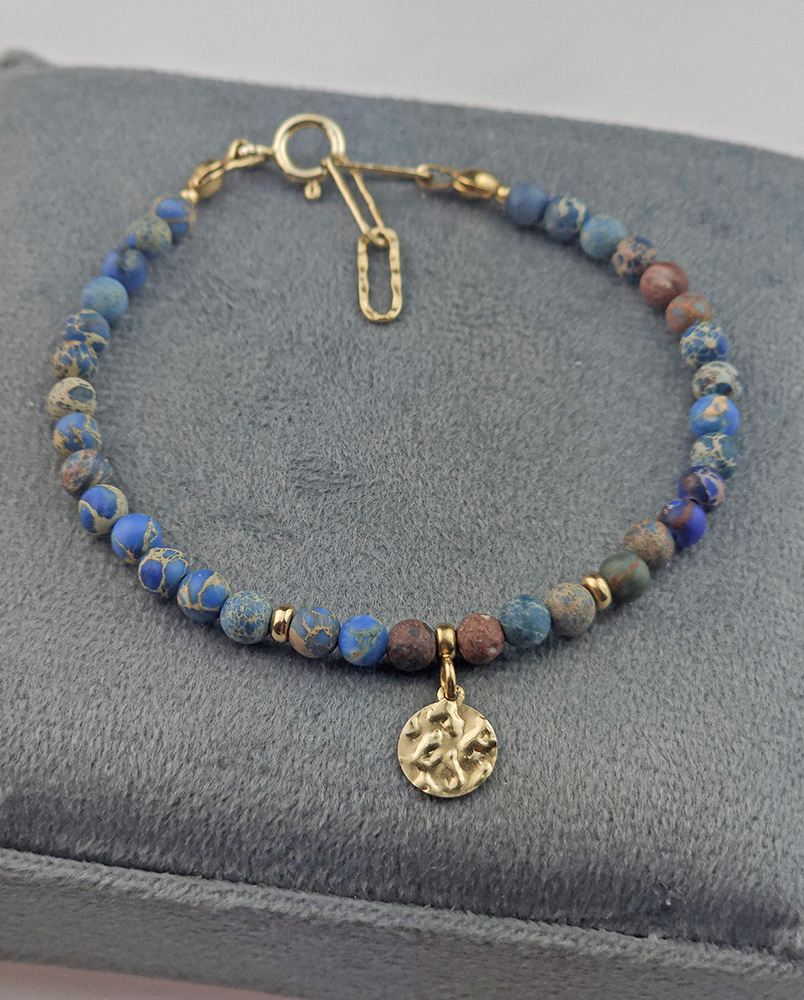 Bransoletka z niebieskimi jaspisami i zawieszką