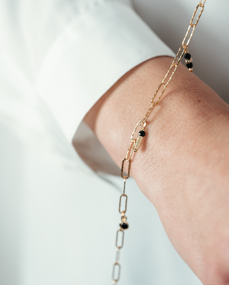 Bransoletka z onyksami i serduszkiem na delikatnym łańcuszku