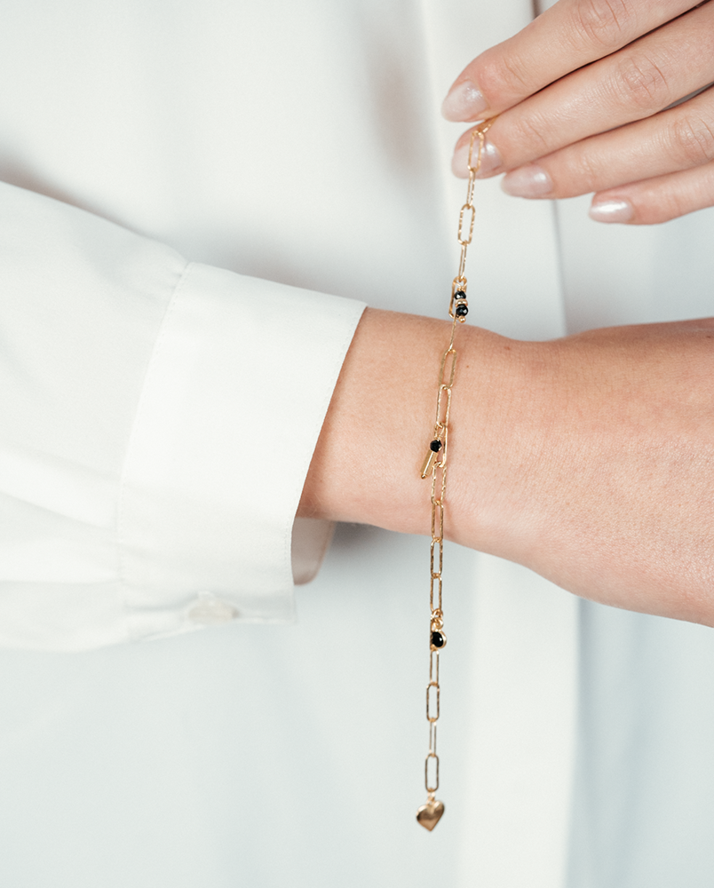 Bransoletka z onyksami i serduszkiem na delikatnym łańcuszku