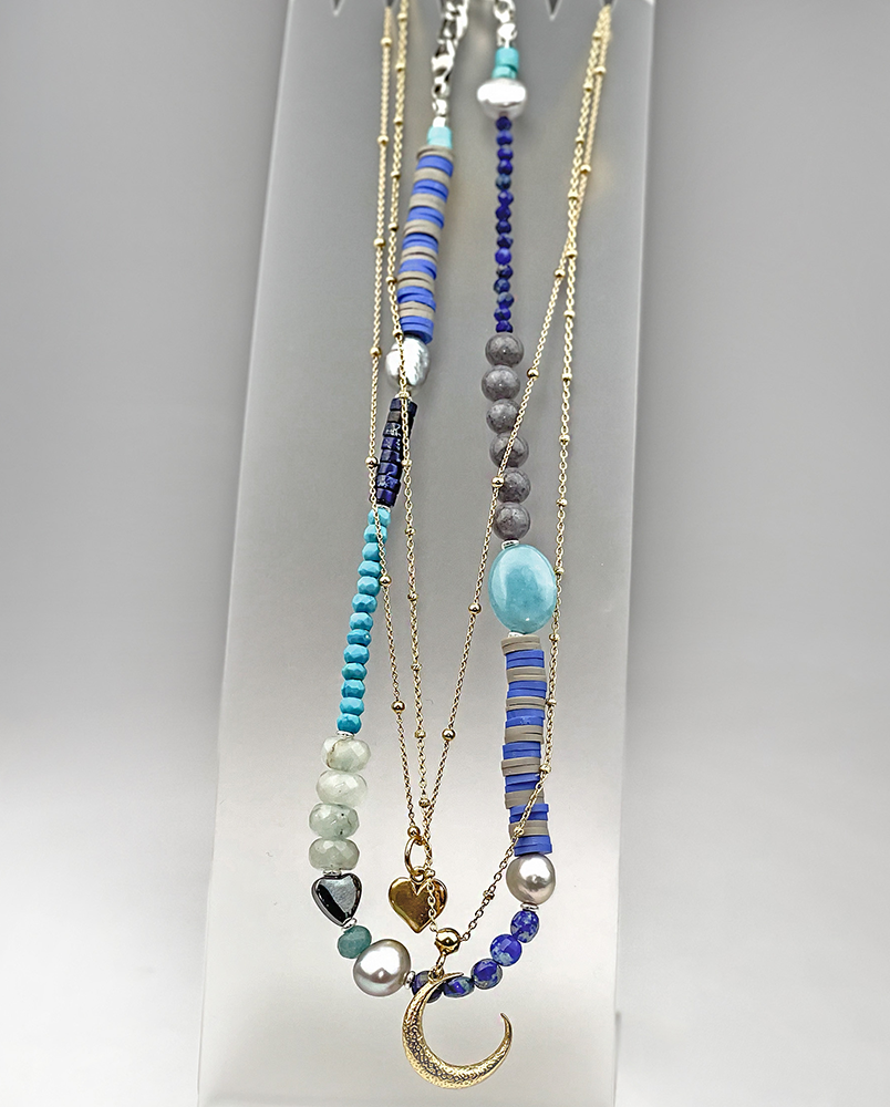 Naszyjnik z niebieskimi kamieniami i perłą
