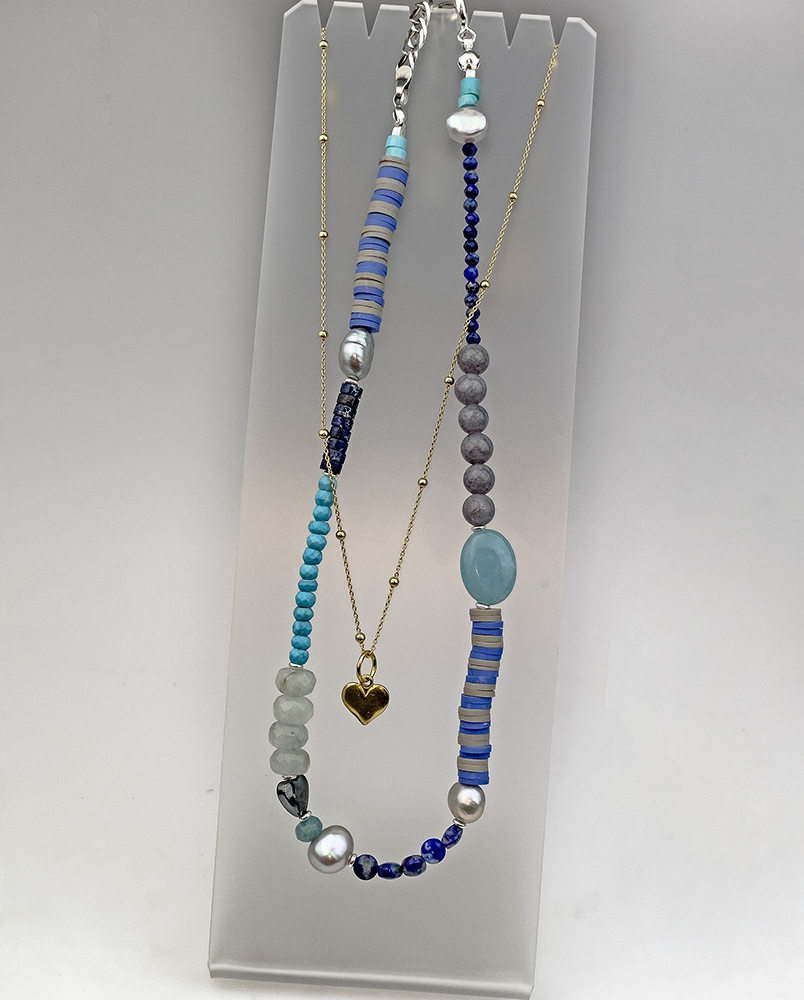 Naszyjnik z niebieskimi kamieniami i perłą