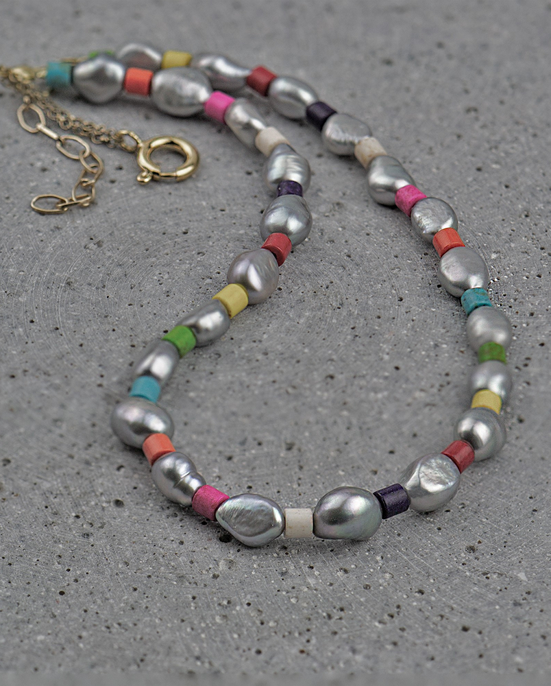 Kolorowy naszyjnik z szarymi perłami