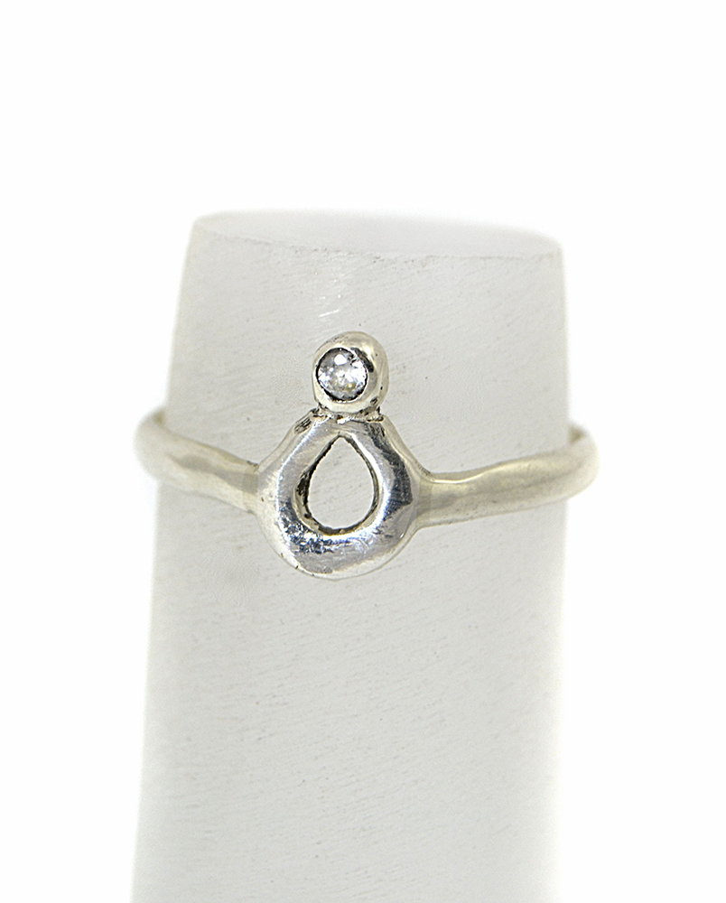 Minimalistyczny pierścionek z cyrkonią