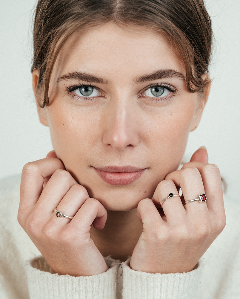 Delikatny pierścionek z onyksem