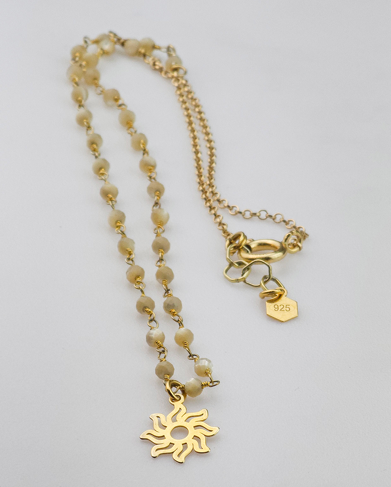 Naszyjnik z kamieniami i słoneczkiem