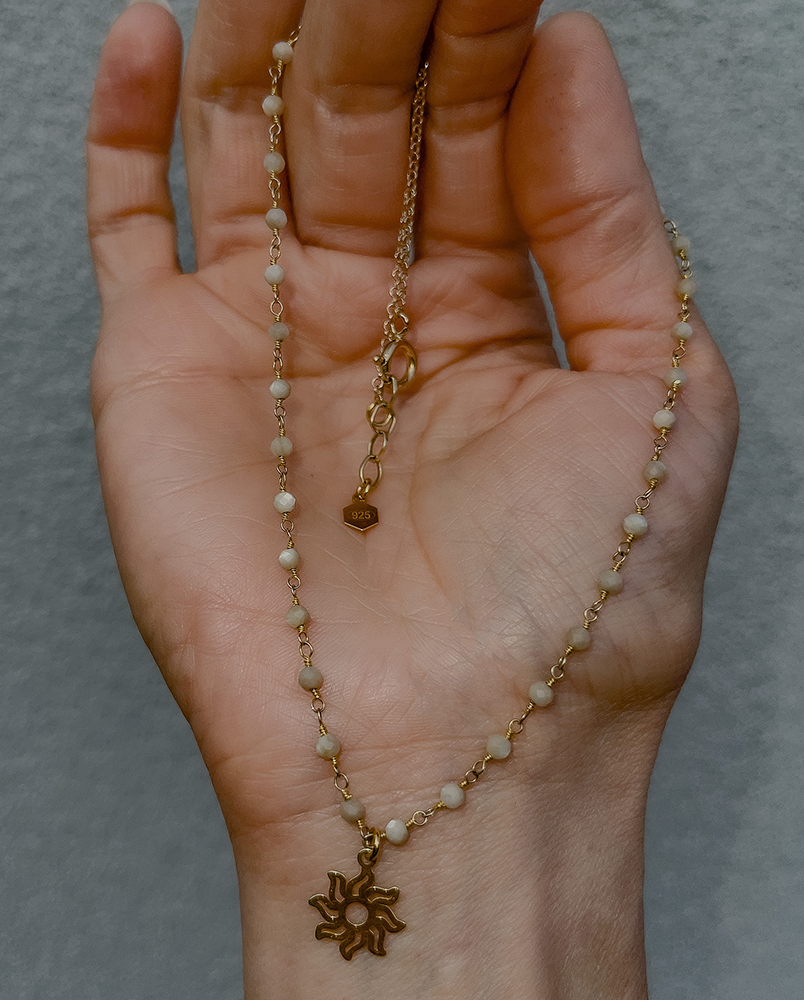 Naszyjnik z kamieniami i słoneczkiem