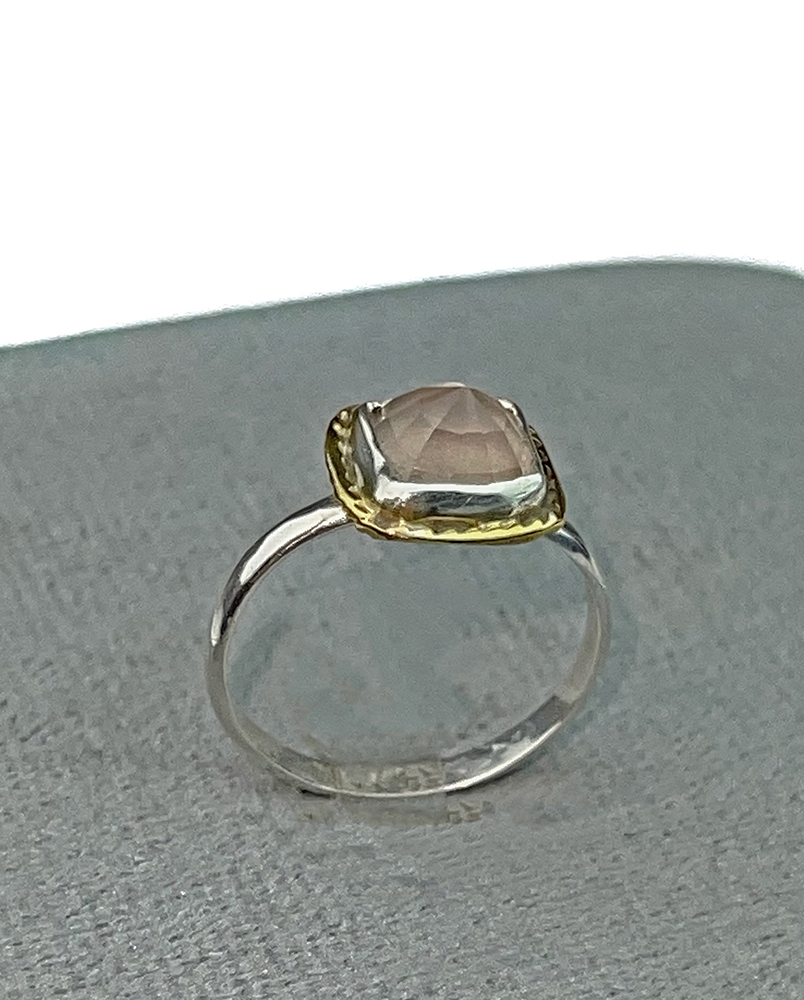 Pierścionek z różowym kwarcem