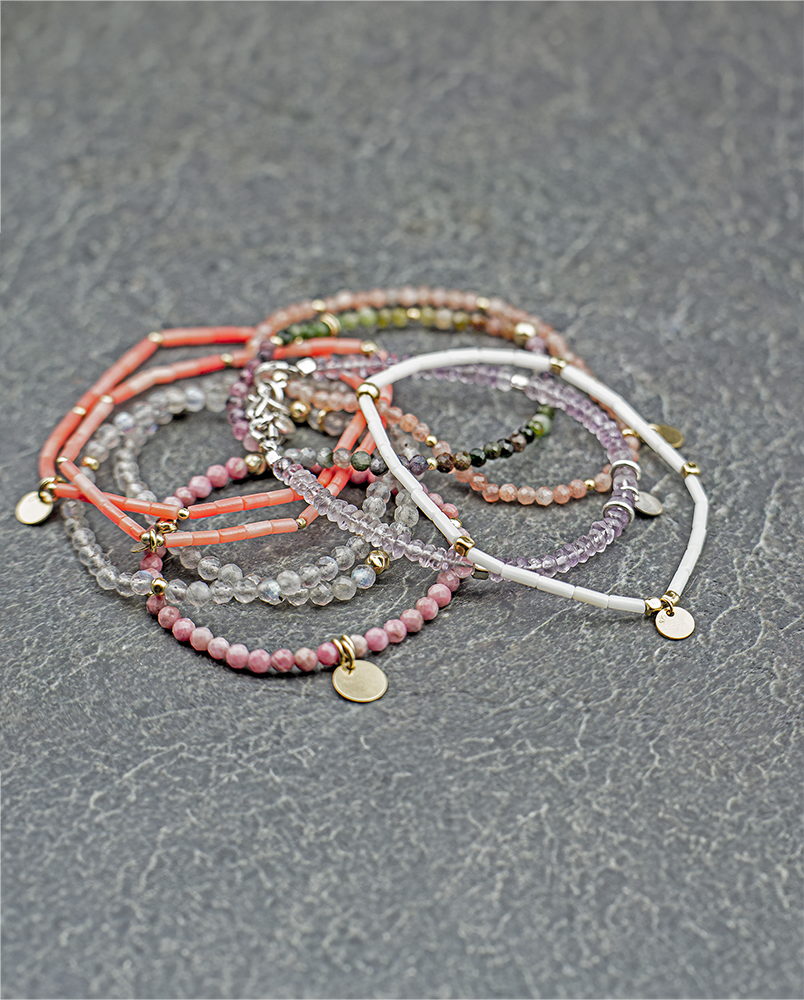 Bransoletka z białym koralem