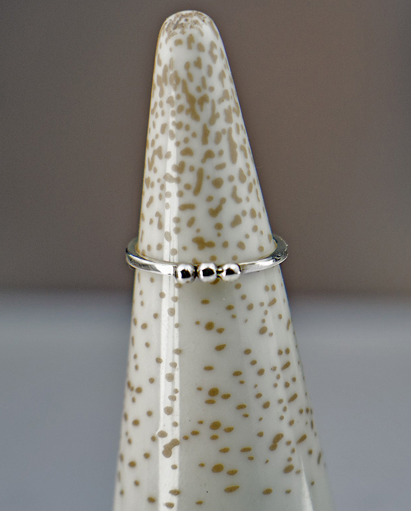 Pierścionek z trzema kulkami