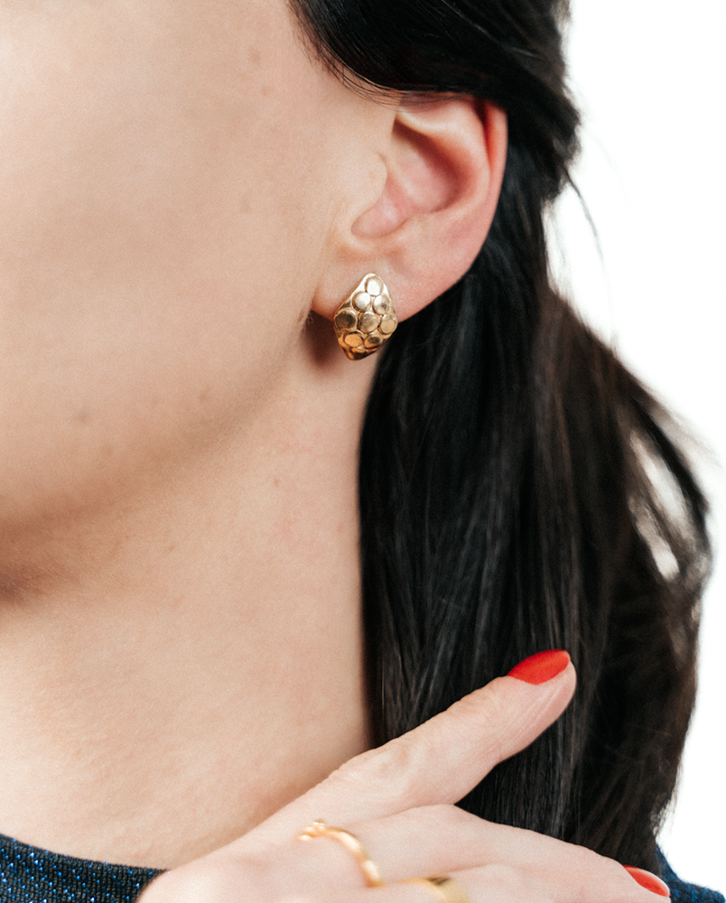 Złote kolczyki łuski