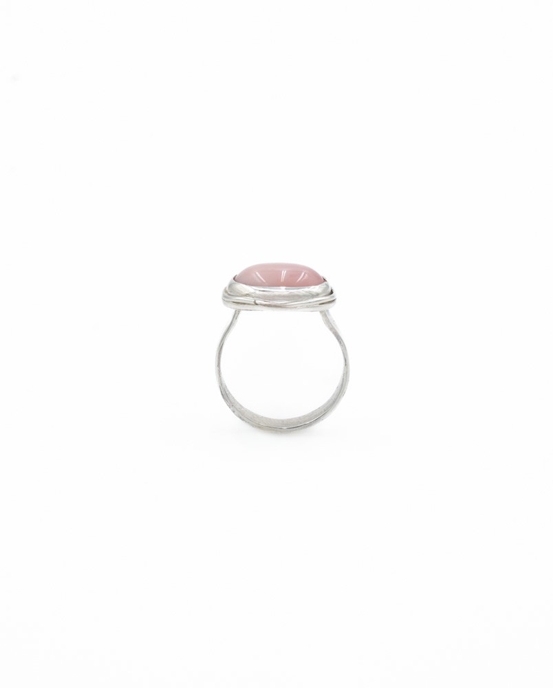 Pierścionek z różowym opalem