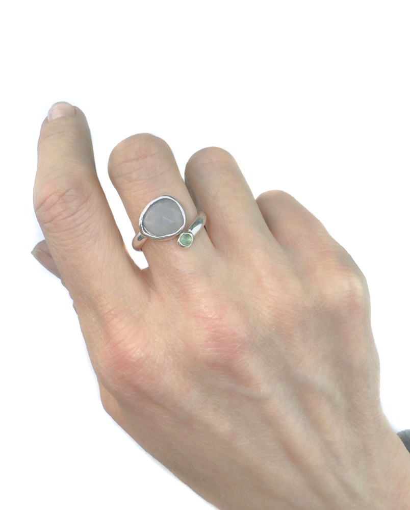Pierścionek z chalcedonem i kwarcem