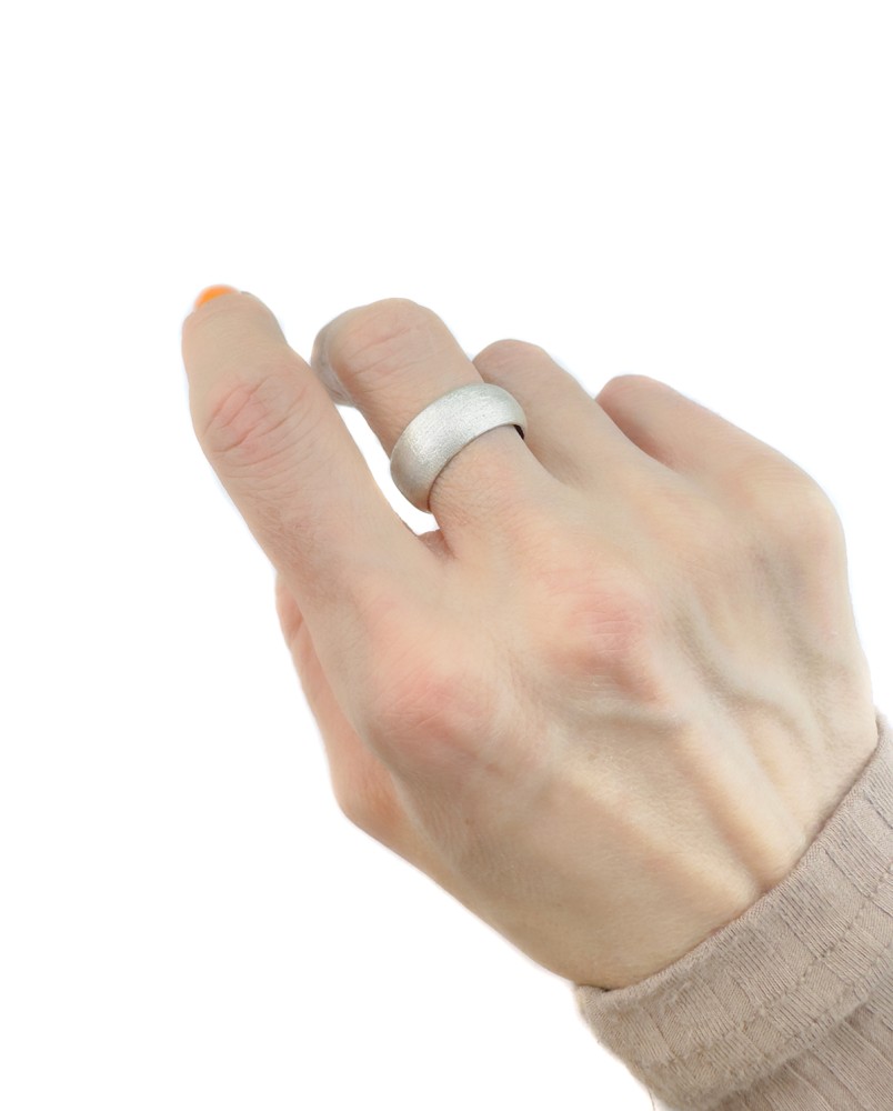 Pękata szeroka obrączka satynowana