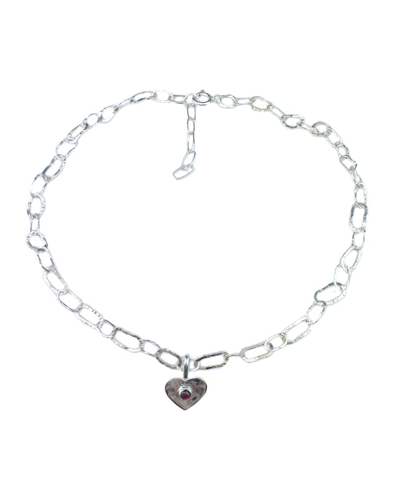 Łańcuch z dużymi ogniwami i przywieszką z motywem serca i granatem