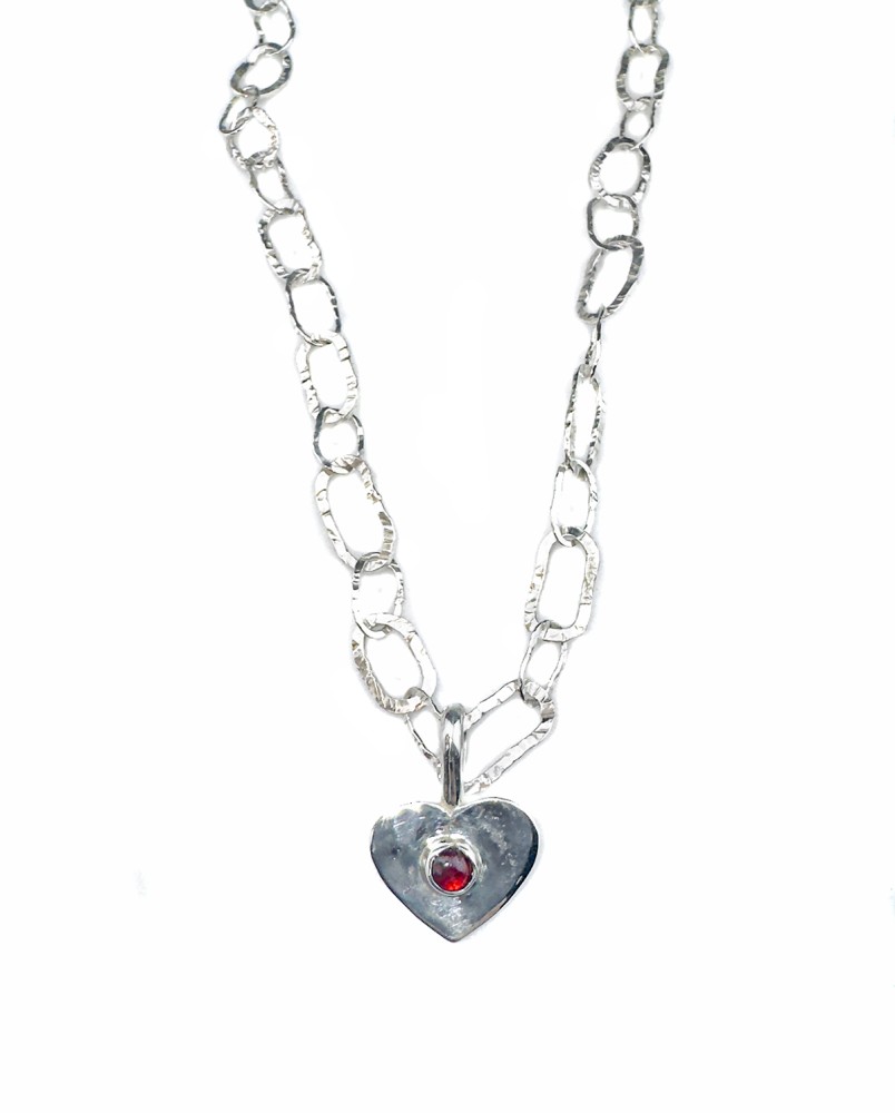 Łańcuch z dużymi ogniwami i przywieszką z motywem serca i granatem