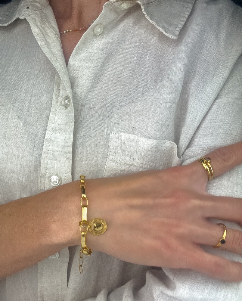 Bransoletka z płaskimi ogniwami i zawieszką