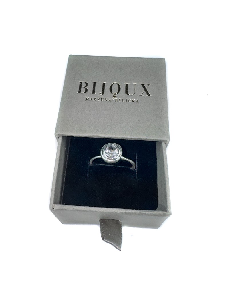 Pierścionek z białym topazem
