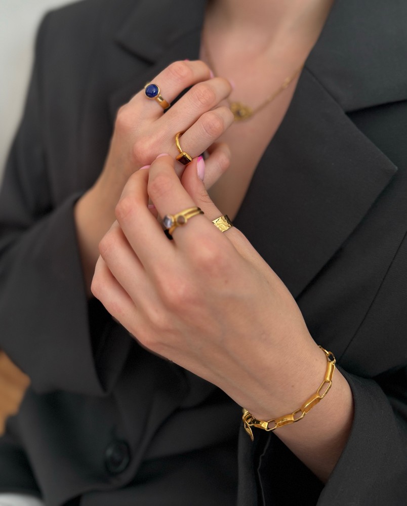 Bransoletka z płaskimi ogniwami i zawieszką