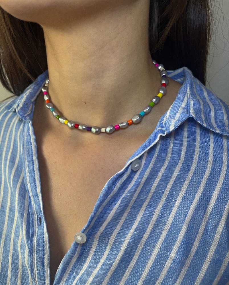 Kolorowy naszyjnik z szarymi perłami