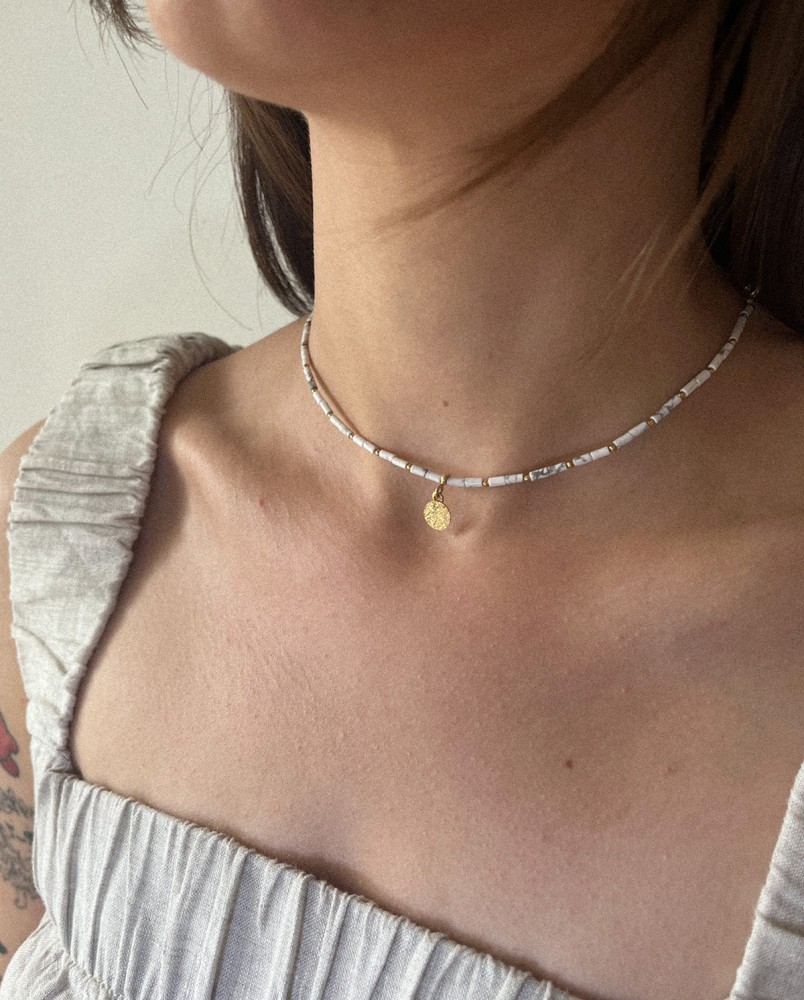 Naszyjnik z białym howlitem