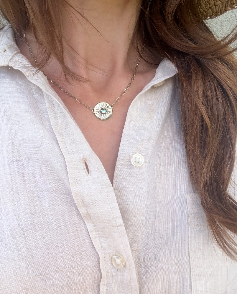 Srebrny naszyjnik z topazem i motywem słońca