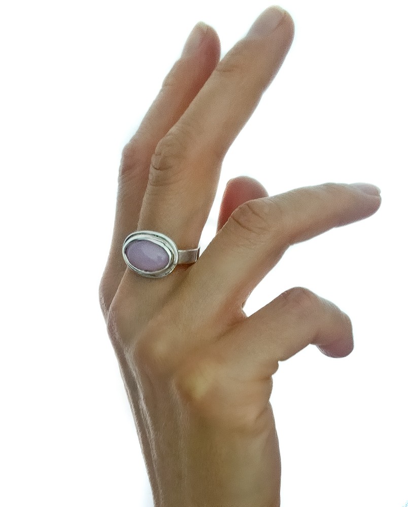 Pierścionek z różowym opalem