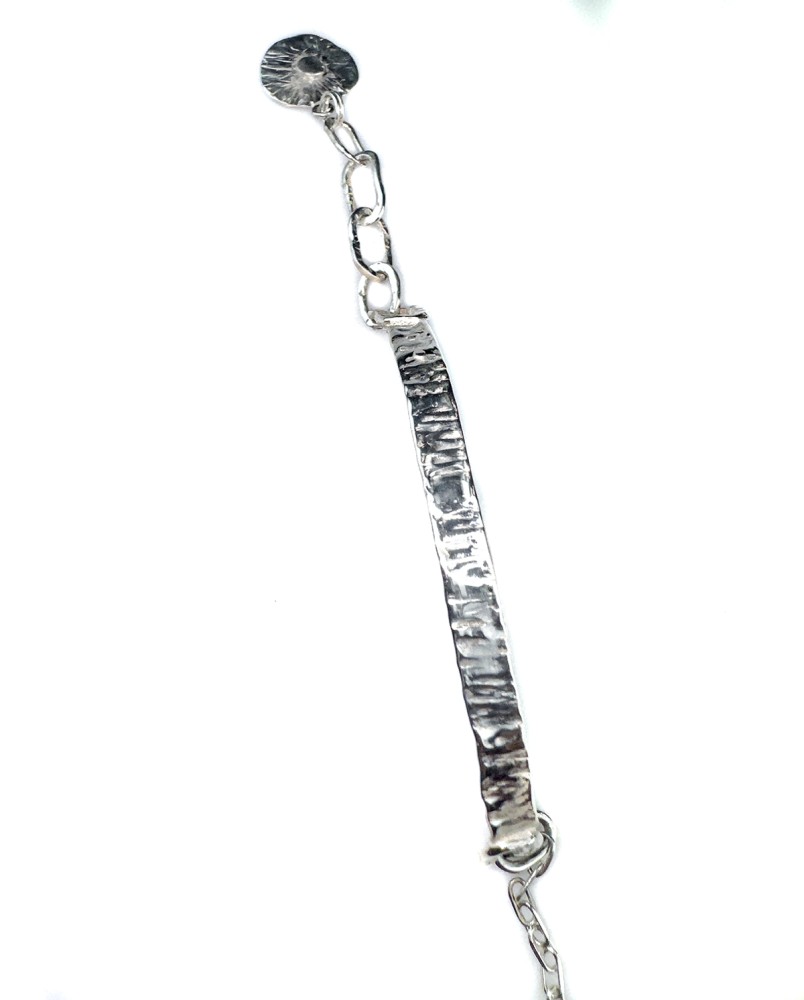 Płaska młotkowana bransoletka z zawieszką