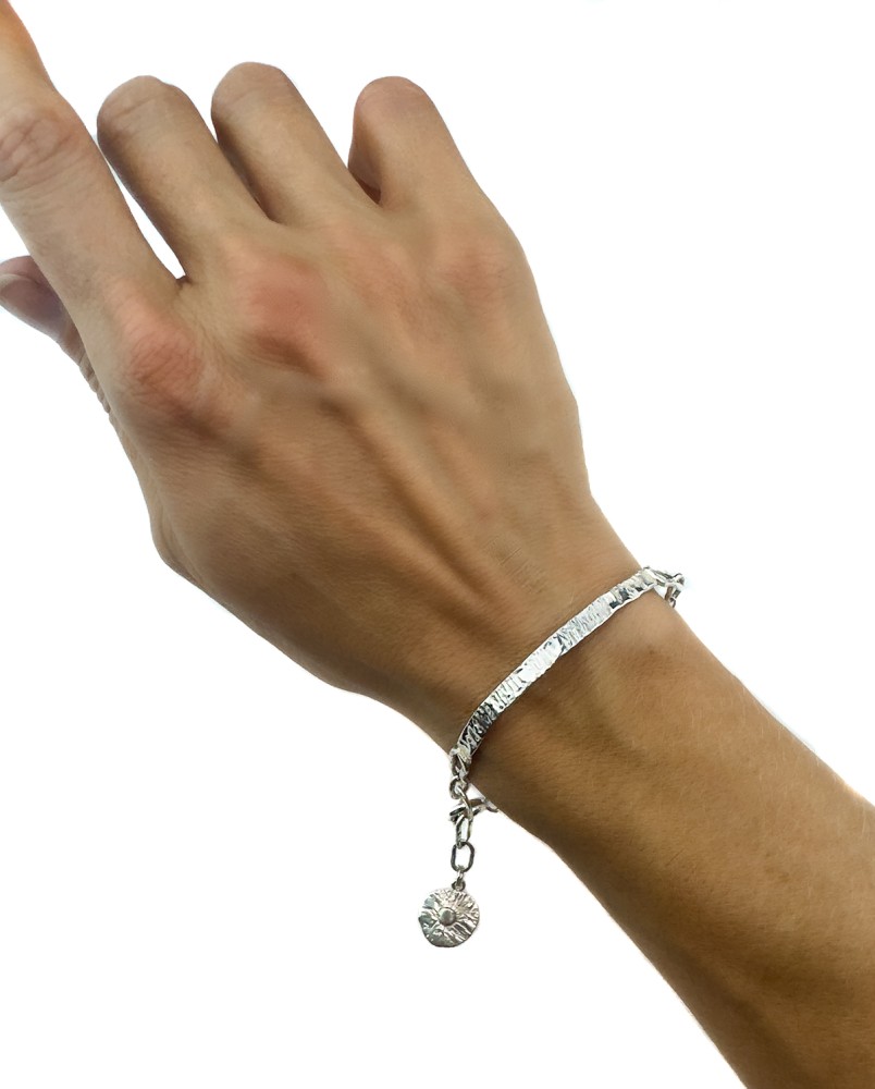 Płaska młotkowana bransoletka z zawieszką