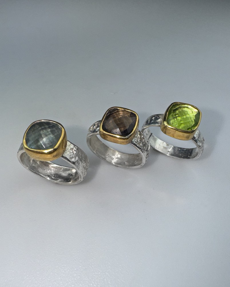 Pierścionek z peridotem na srebrnej obrączce