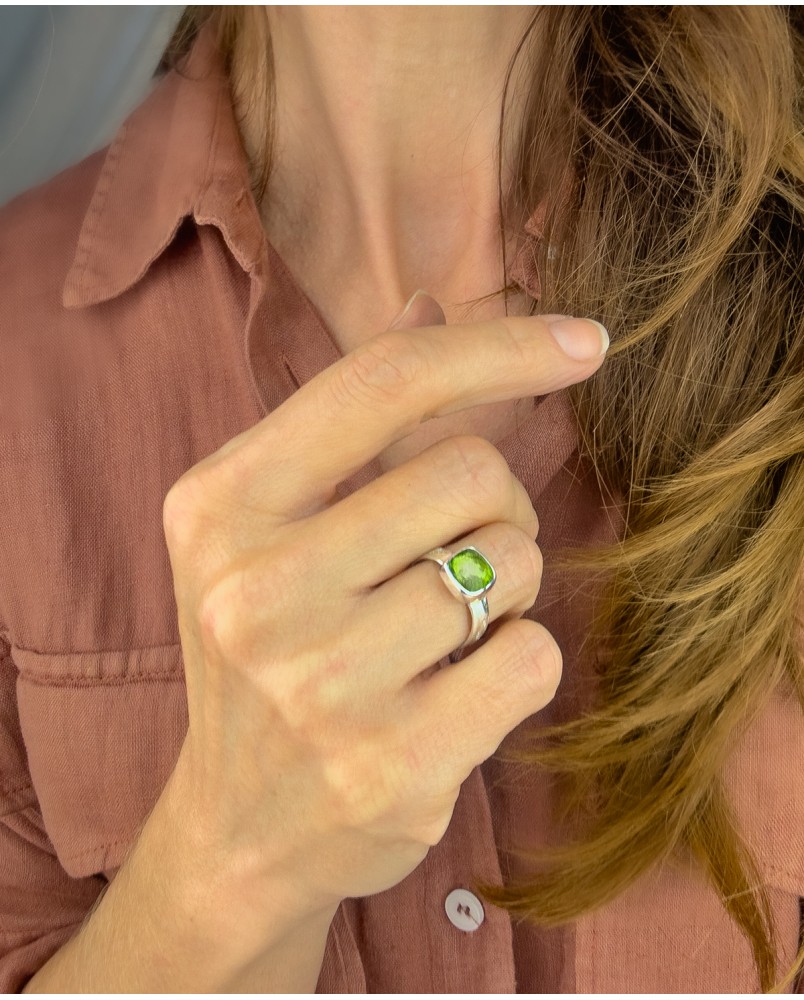 Pierścionek z peridotem na srebrnej obrączce