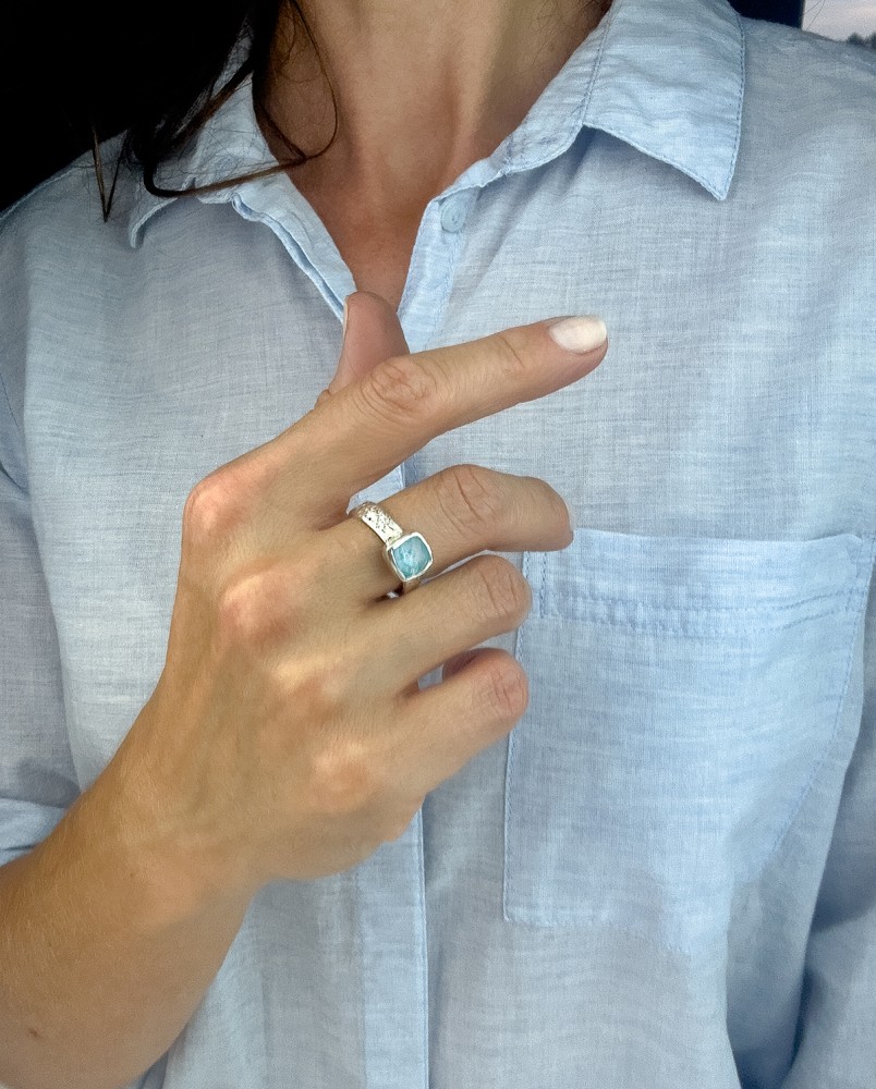 Pierścionek z topazem na srebrnej obrączce