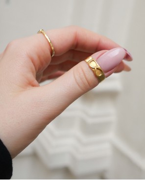 Pierścionek ze znakiem nieskończoności