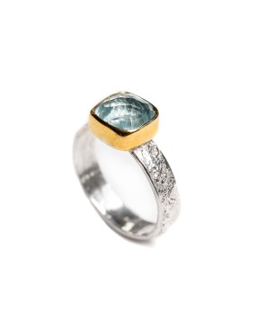 Pierścionek z topazem na srebrnej obrączce