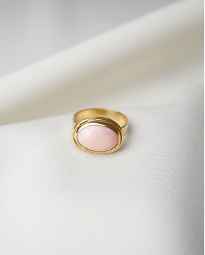 Pierścionek z różowym opalem