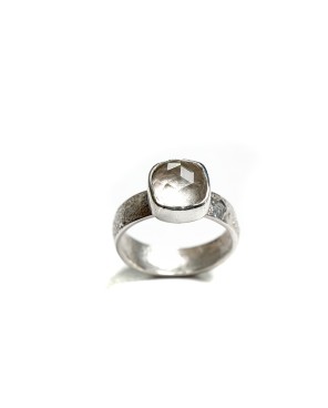 Pierścionek z kryształem...