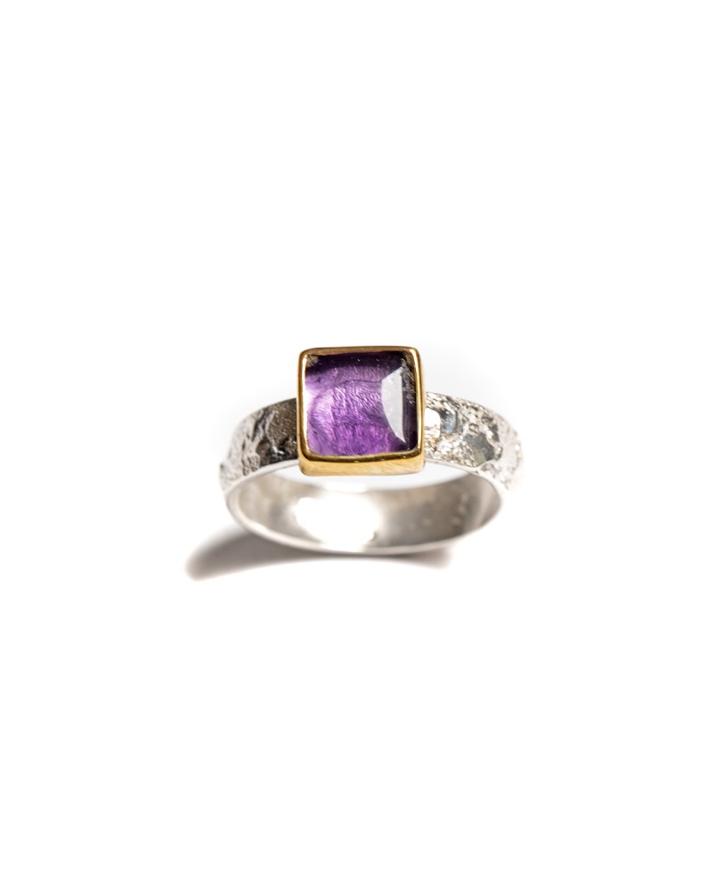 Pierścionek z ametystem na srebrnej obrączce