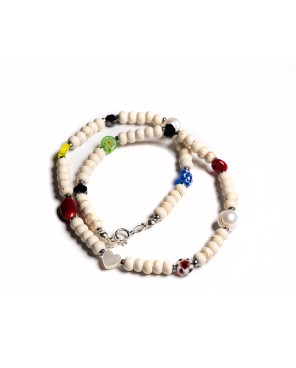 Naszyjnik howlit i kontrasty