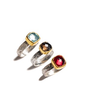 Pierścionek z granatem na srebrnej obrączce