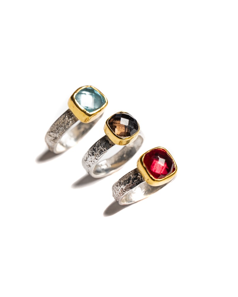 Pierścionek z granatem na srebrnej obrączce