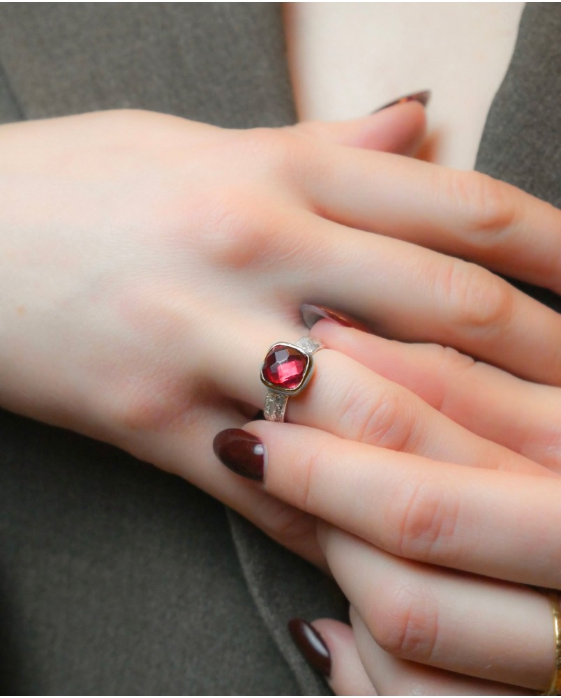 Pierścionek z granatem na srebrnej obrączce