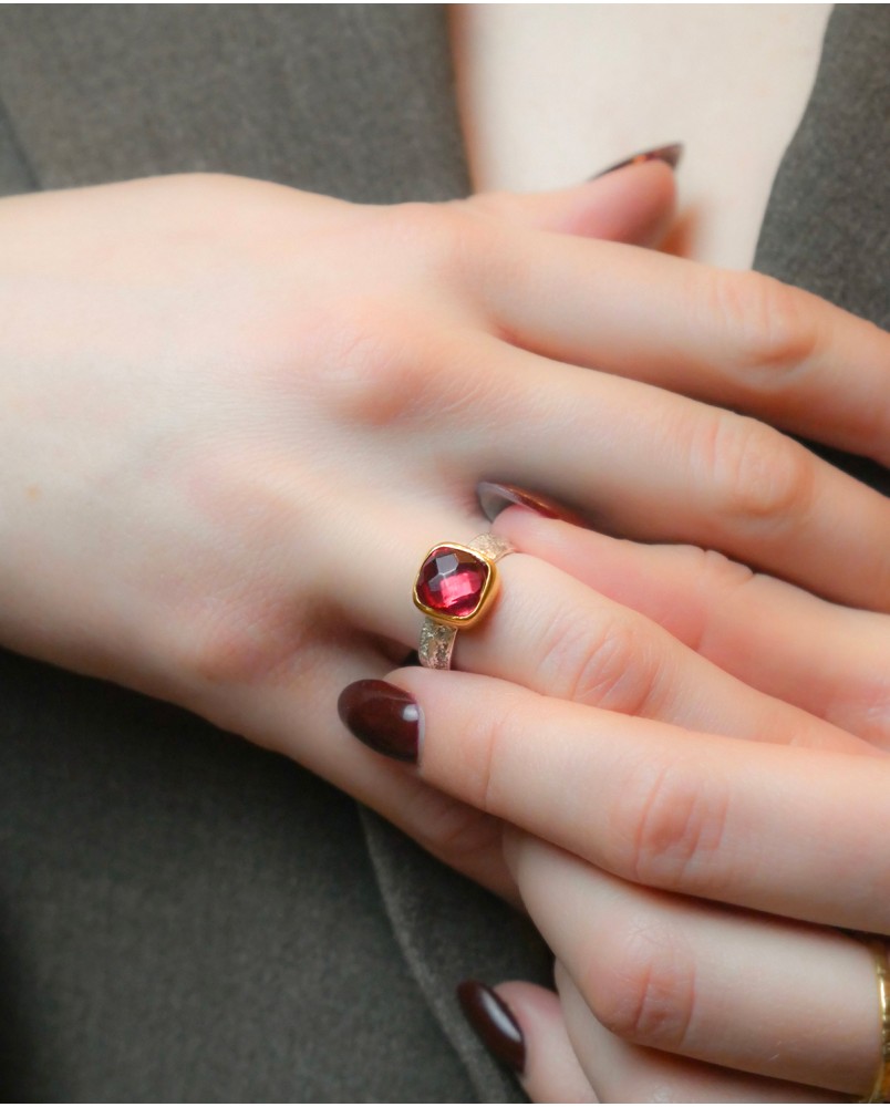 Pierścionek z granatem na srebrnej obrączce