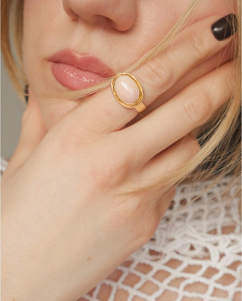 Pierścionek z różowym opalem