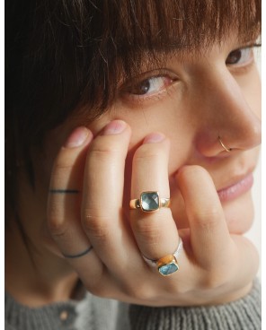 Pierścionek z topazem na srebrnej obrączce